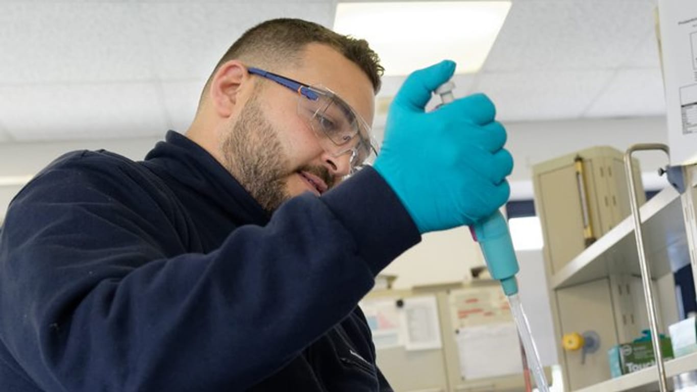 Anhand von Laborergebnissen kann David Uweis, angehende Fachkraft für Abwassertechnik entscheiden, was der Bakterienmix in der Kläranlage braucht.