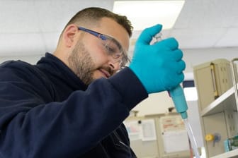 Anhand von Laborergebnissen kann David Uweis, angehende Fachkraft für Abwassertechnik entscheiden, was der Bakterienmix in der Kläranlage braucht.