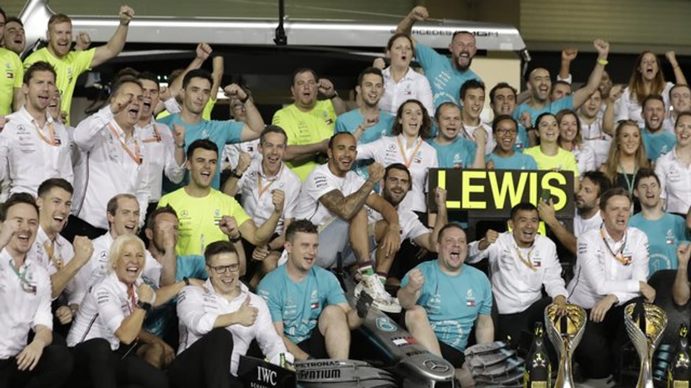 Lewis Hamilton (M) und Team Mercedes jubeln nach der erfolgreichen Saison, die mit dem sechsten WM-Titel für Hamilton zu Ende ging.