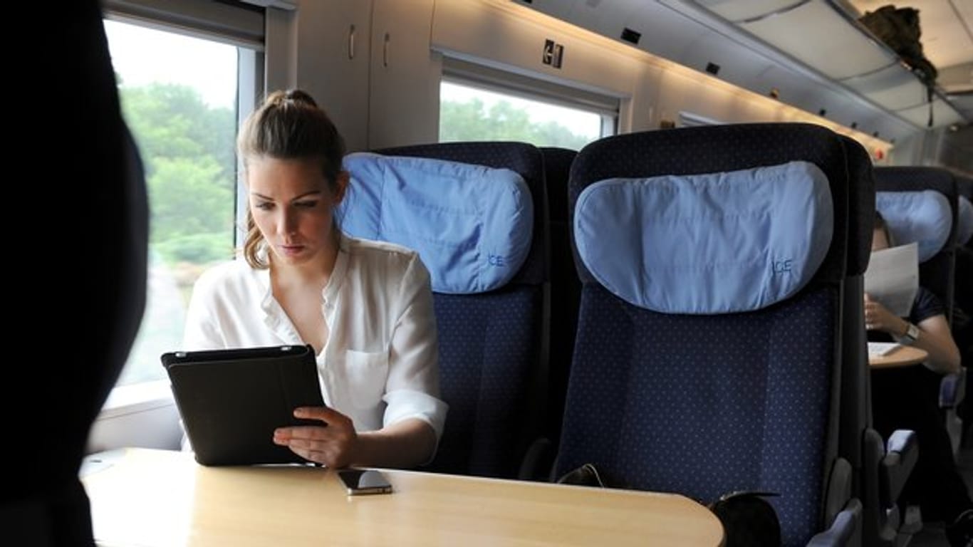 Die Zeit im Zug nutzen Geschäftsreisende am besten für Tätigkeiten, die keine große Konzentration erfordern.