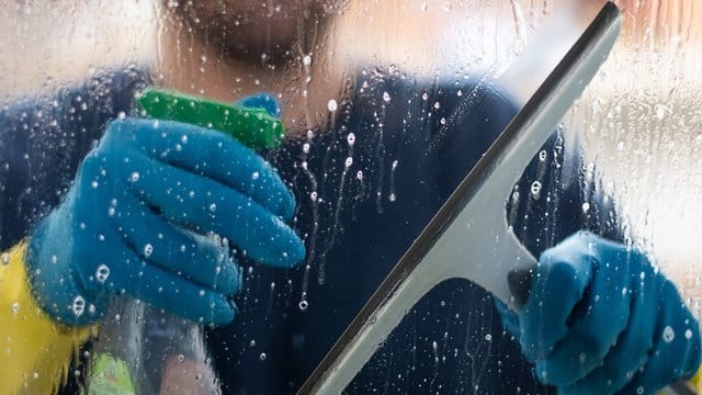 Wer bei Minusgraden die Fenster putzen muss, sollte Glasreiniger mit Alkohol verwenden.