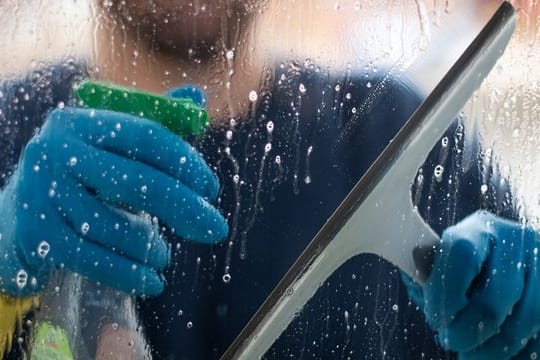 Wer bei Minusgraden die Fenster putzen muss, sollte Glasreiniger mit Alkohol verwenden.