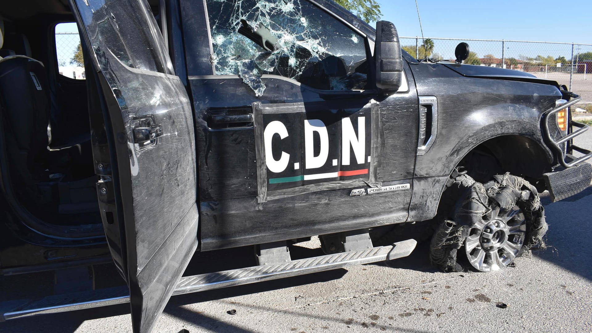 Eine beschädigter Pick-Up mit den Initialen C.D.N., dem sogenannten "Cartel del Noreste" (Nordostkartell): Bei Gefechten in Mexiko sind mindestens 20 Menschen gestorben. Eine beschädigter Pick-Up mit den Initialen C.D.N., dem sogenannten "Cartel del Noreste" (Nordostkartell): Bei Gefechten in Mexiko sind mindestens 20 Menschen gestorben.