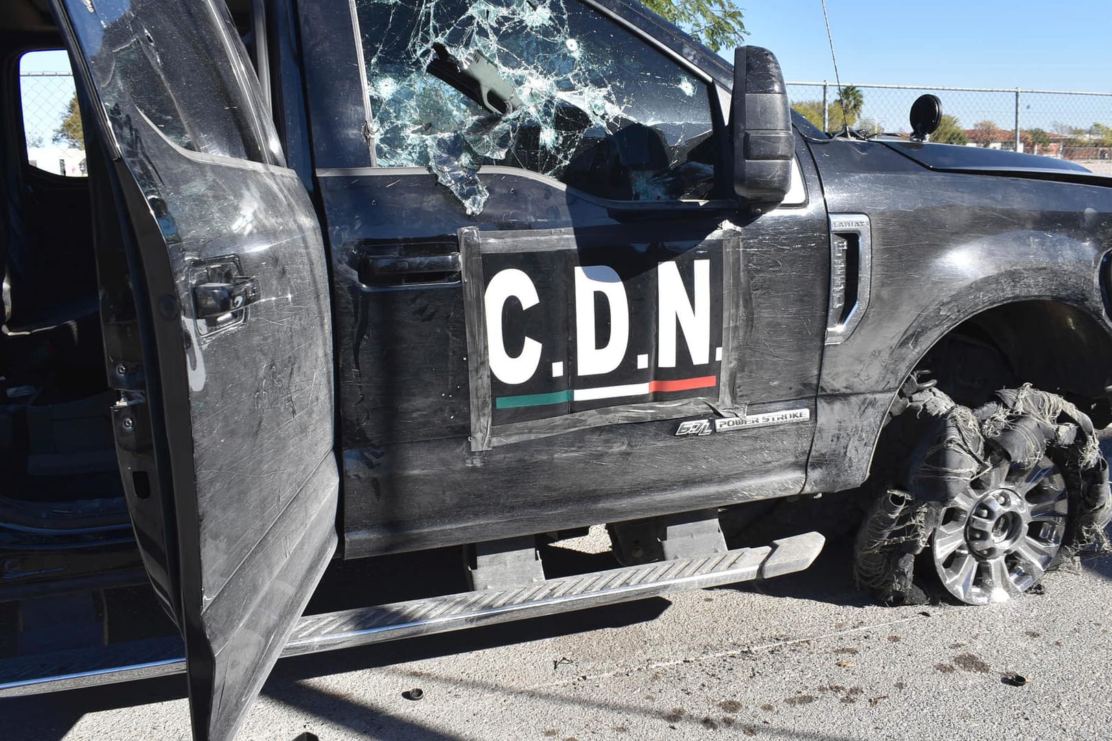 Eine beschädigter Pick-Up mit den Initialen C.D.N., dem sogenannten "Cartel del Noreste" (Nordostkartell): Bei Gefechten in Mexiko sind mindestens 20 Menschen gestorben.