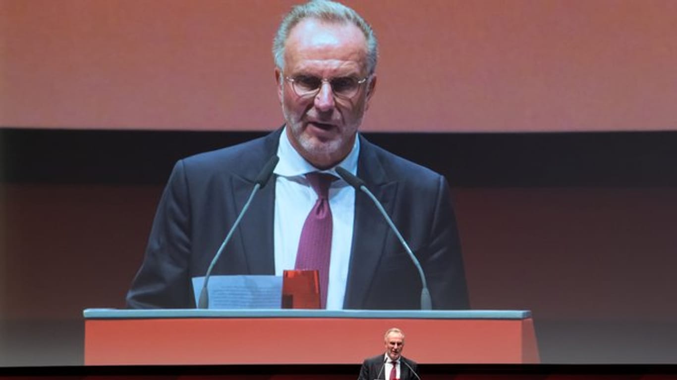 Karl-Heinz Rummenigge, Vorstandsvorsitzender der FC Bayern München AG, am Rednerpult: "Ich kann mir vorstellen, dass wir uns im E-Sport den Fußballspielen zuneigen."