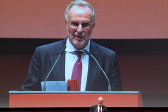 Karl-Heinz Rummenigge, Vorstandsvorsitzender der FC Bayern München AG, am Rednerpult: "Ich kann mir vorstellen, dass wir uns im E-Sport den Fußballspielen zuneigen."