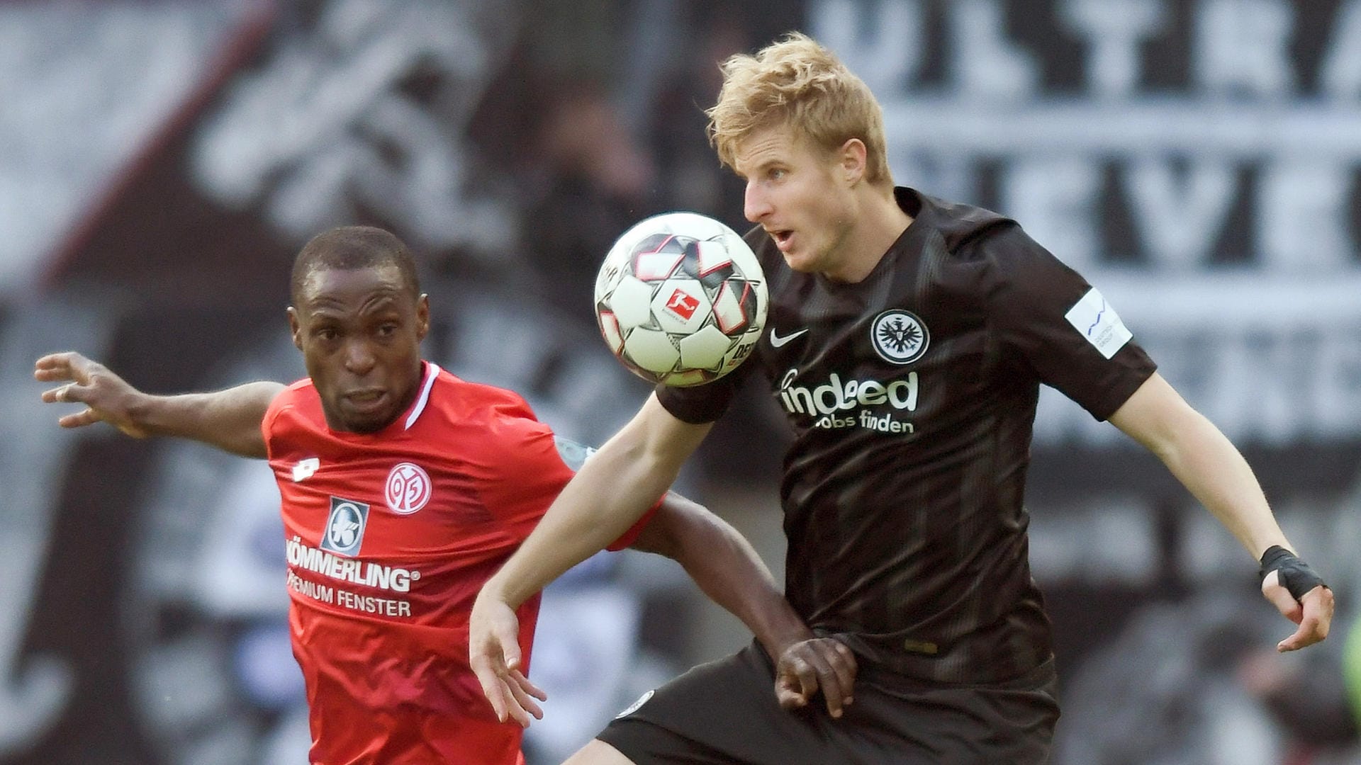 Martin Hinteregger (r., Eintracht Frankfurt) im Zweikampf mit Anthony Ujah (FSV Mainz 05): Am Montagabend treffen die Bundesligisten in Mainz aufeinander.