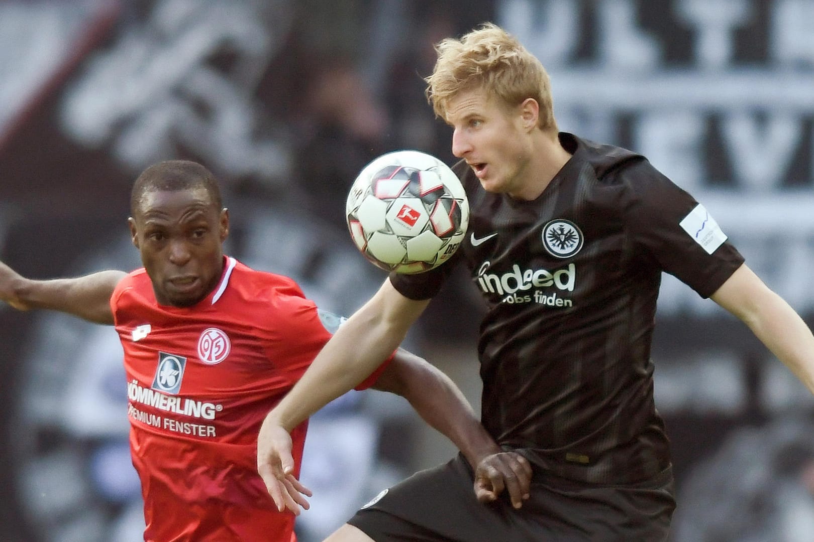 Martin Hinteregger (r., Eintracht Frankfurt) im Zweikampf mit Anthony Ujah (FSV Mainz 05): Am Montagabend treffen die Bundesligisten in Mainz aufeinander.