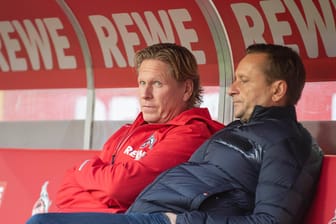 Trainer Markus GISDOL (links) mit Horst Heldt beim Spiel gegen Augsburg: Trotz eines vorgenommenen Sieges reichte es nur für ein 1:1.