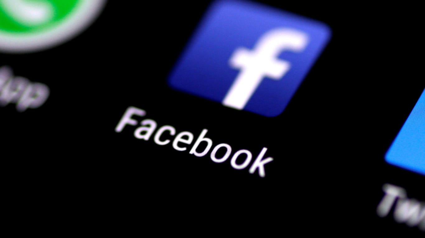 Die Facebook-App ist auf einem Smartphone zu sehen: In Singapur gilt seit Oktober ein "Gesetz zum Schutz von Online-Fälschungen und -Manipulationen".