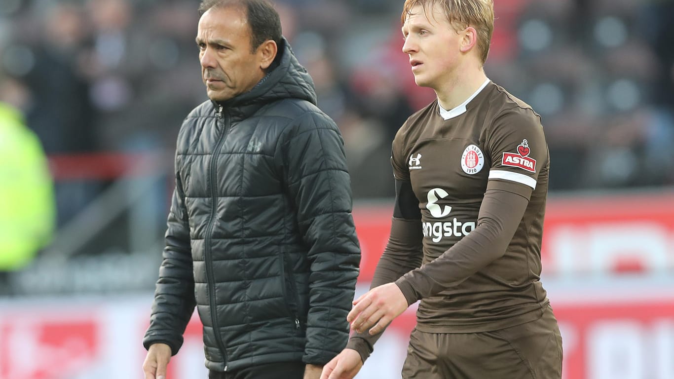 Mats Moller Daehli und Cheftrainer Jos Luhukay nach der Niederlage gegen Hannover: Die Trainerfrage beim FC St. Pauli stellt sich aber offenbar derzeit (noch) nicht.