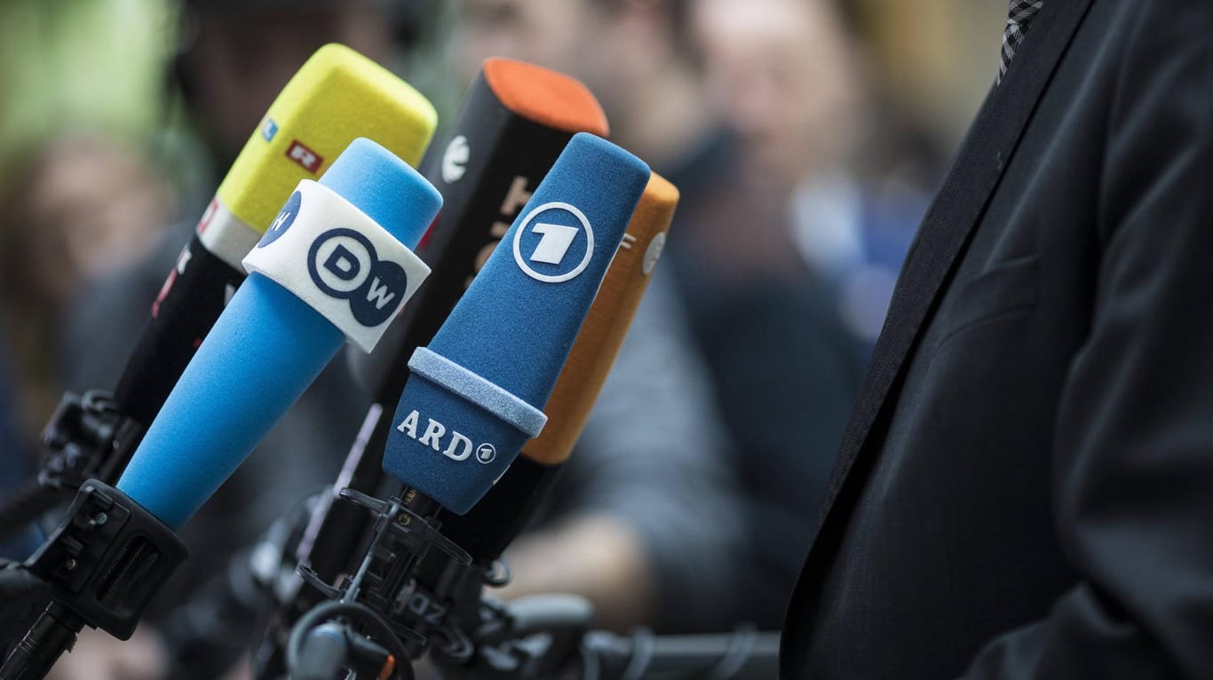 Mikrofone von TV-Sendern: Die grundsätzlichen Richtlinien des Rundfunksystems in Deutschland stehen im Rundfunkstaatsvertrag.