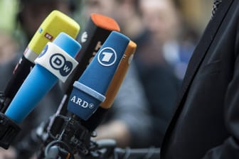 Mikrofone von TV-Sendern: Die grundsätzlichen Richtlinien des Rundfunksystems in Deutschland stehen im Rundfunkstaatsvertrag.