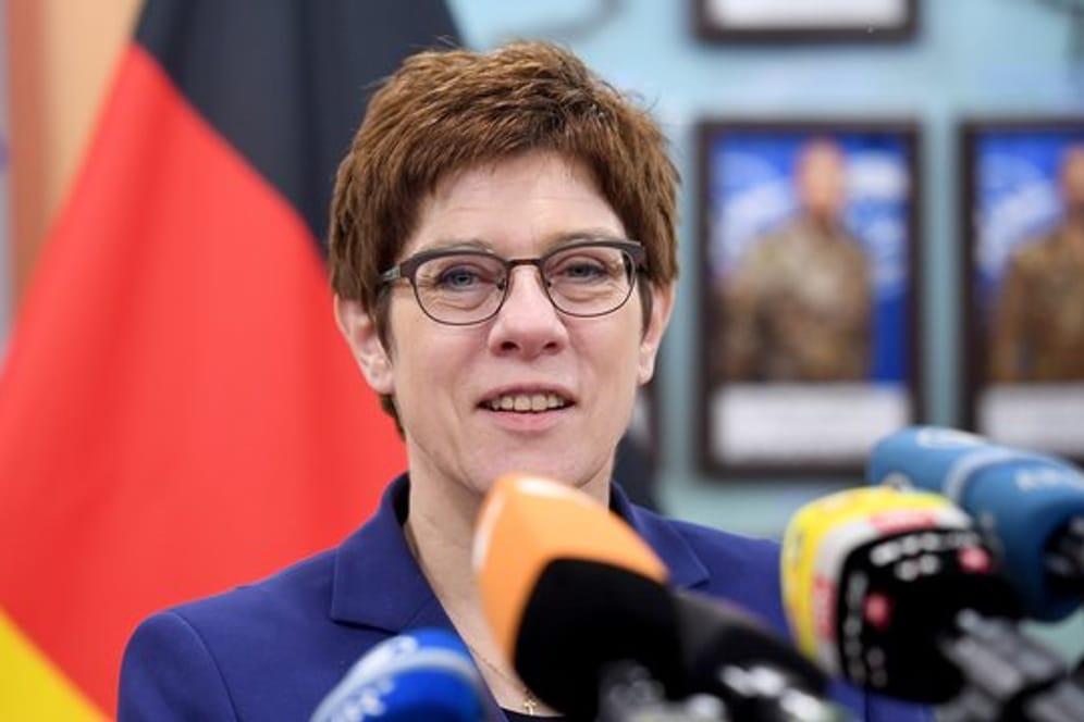 Annegret Kramp-Kartenbauer spricht zu den Journalisten im Hauptquartier des deutschen Einsatzkontingents Kosovo Force (KFOR).