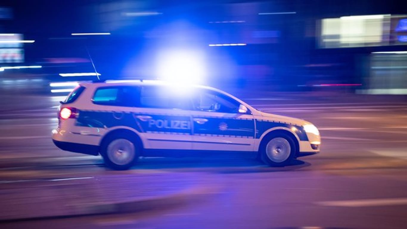 Ein Polizeiauto mit Blaulicht (Symbolbild): Ein 23-Jähriger hat sich gestellt, nachdem ein Fußgänger am Wochenende in der Nürnberger Innenstadt totgefahren worden war.