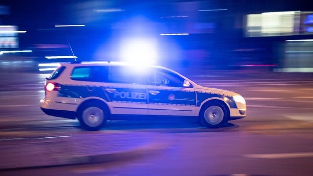 Ein Polizeiauto mit Blaulicht (Symbolbild): Ein 23-Jähriger hat sich gestellt, nachdem ein Fußgänger am Wochenende in der Nürnberger Innenstadt totgefahren worden war.