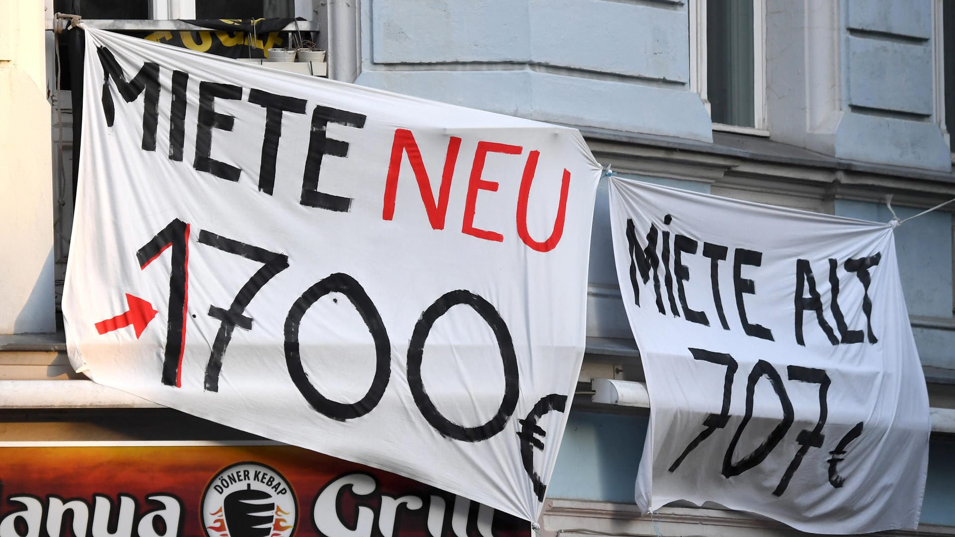 Banner an einem Haus: Vermieter können bei Mieterhöhungen mit den Preisen argumentieren, die in der Nähe üblich sind. Dafür eignet sich aber nicht jeder Wert.