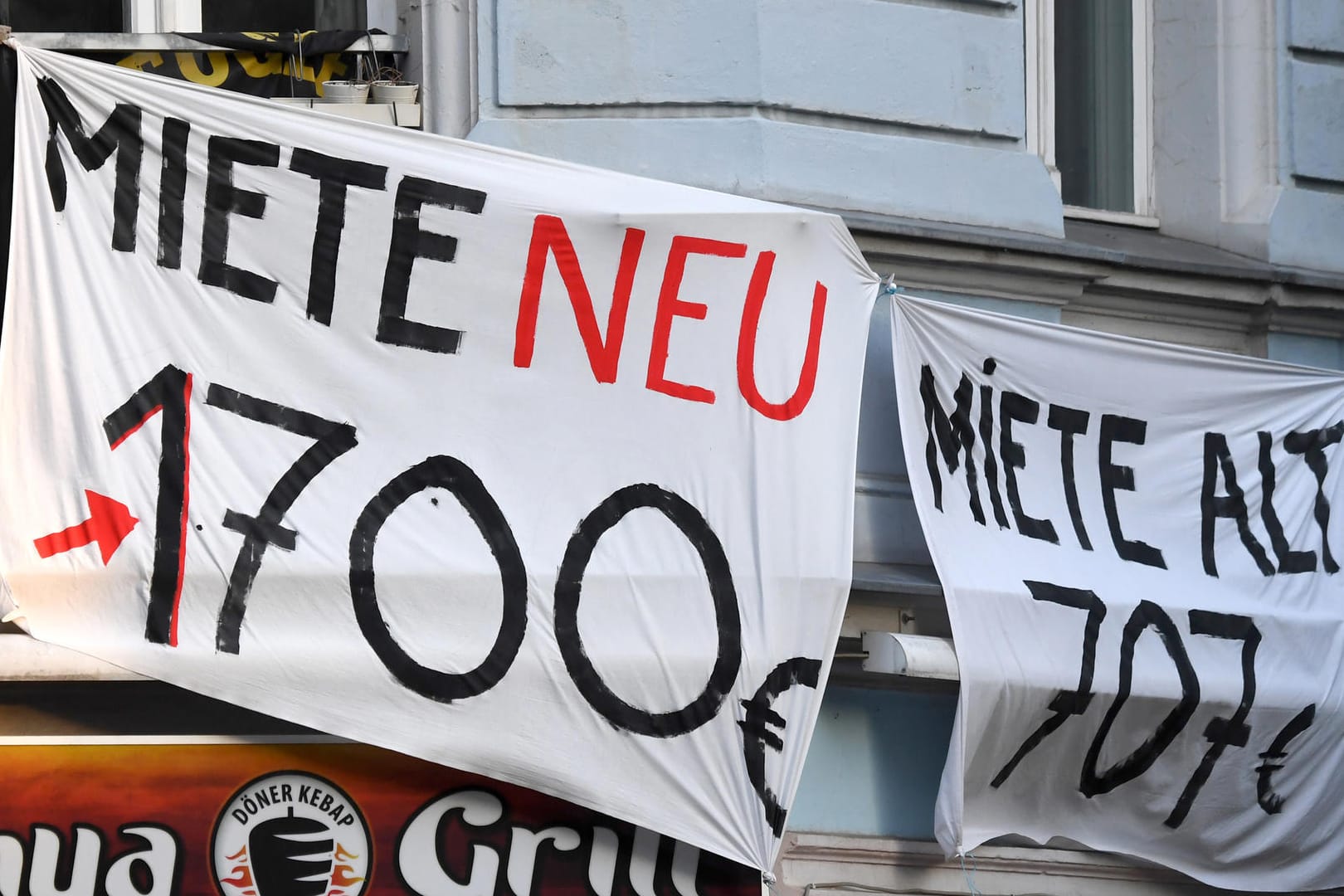 Banner an einem Haus: Vermieter können bei Mieterhöhungen mit den Preisen argumentieren, die in der Nähe üblich sind. Dafür eignet sich aber nicht jeder Wert.