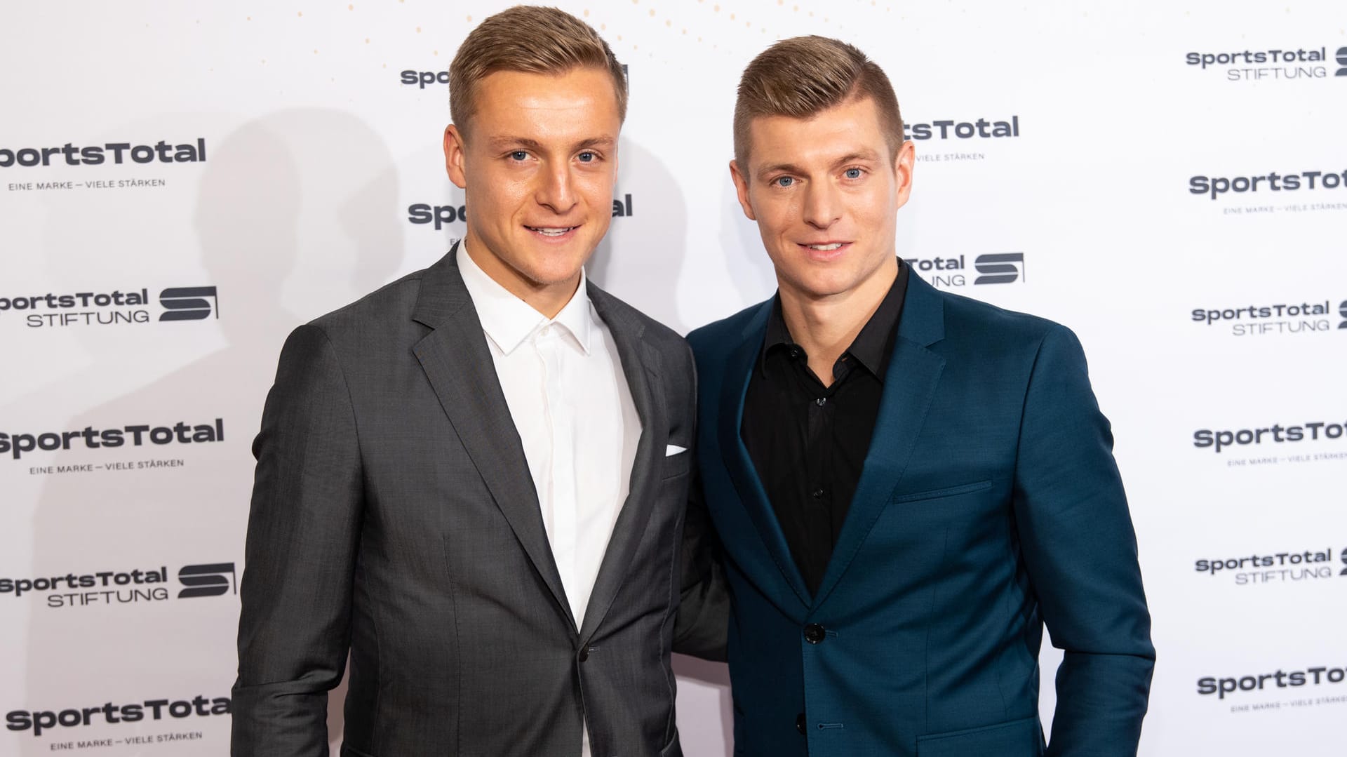 Felix und Toni Kroos waren bei der SportsTotal-Gala in Köln zu Gast.