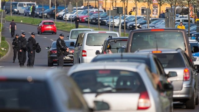 Schätzungen der Klimaschutzexperten von CO2OL besagen, dass teilweise bis zu 70 Prozent der Fans nach wie vor mit dem Auto zu den Fußballspielen reisen. Schätzungen der Klimaschutzexperten von CO2OL besagen, dass teilweise bis zu 70 Prozent der Fans nach wie vor mit dem Auto zu den Fußballspielen reisen.