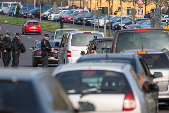 Schätzungen der Klimaschutzexperten von CO2OL besagen, dass teilweise bis zu 70 Prozent der Fans nach wie vor mit dem Auto zu den Fußballspielen reisen.