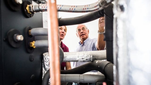 Prüfen der Heizungsanlage: Bei der Bauabnahme überreichen die Baufirmen dem Kunden oft wichtige Unterlagen.