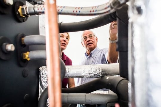 Prüfen der Heizungsanlage: Bei der Bauabnahme überreichen die Baufirmen dem Kunden oft wichtige Unterlagen.