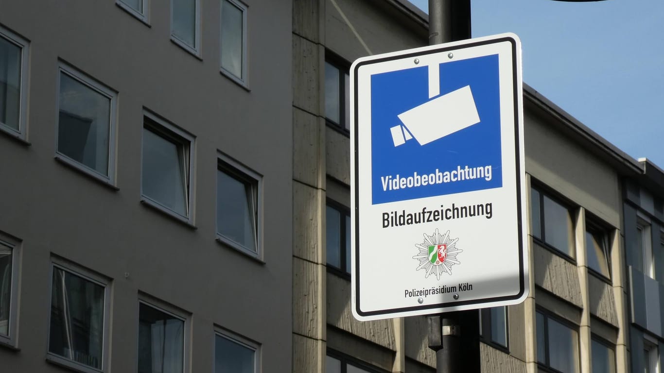 Ein Schild weist auf die Videoüberwachung in Köln hin: Am Wiener Platz wird jetzt 24 Stunden am Tag per Video aufgezeichnet.