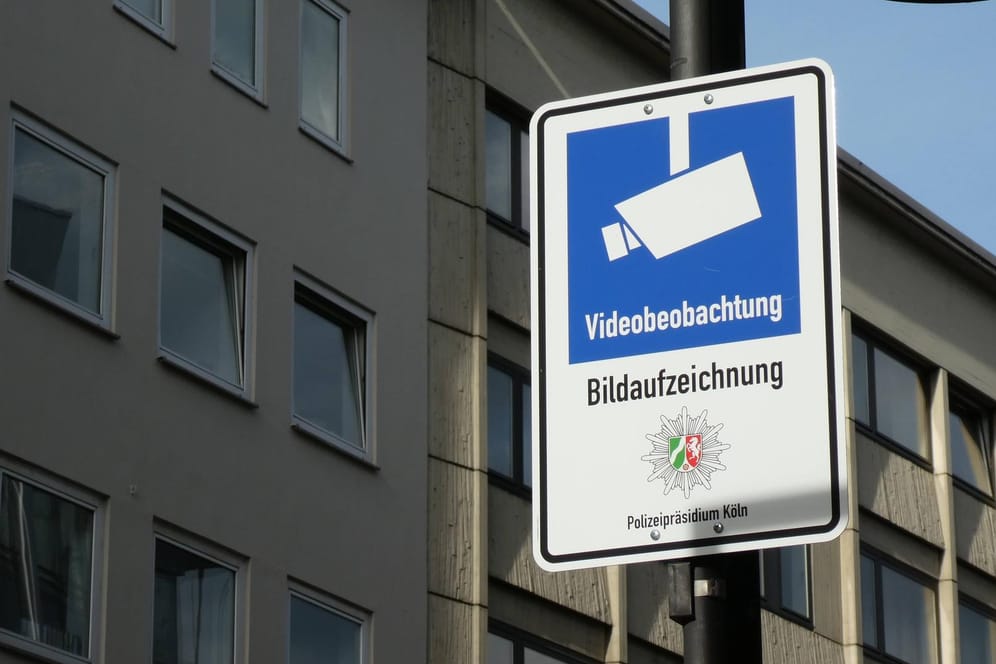 Ein Schild weist auf die Videoüberwachung in Köln hin: Am Wiener Platz wird jetzt 24 Stunden am Tag per Video aufgezeichnet.