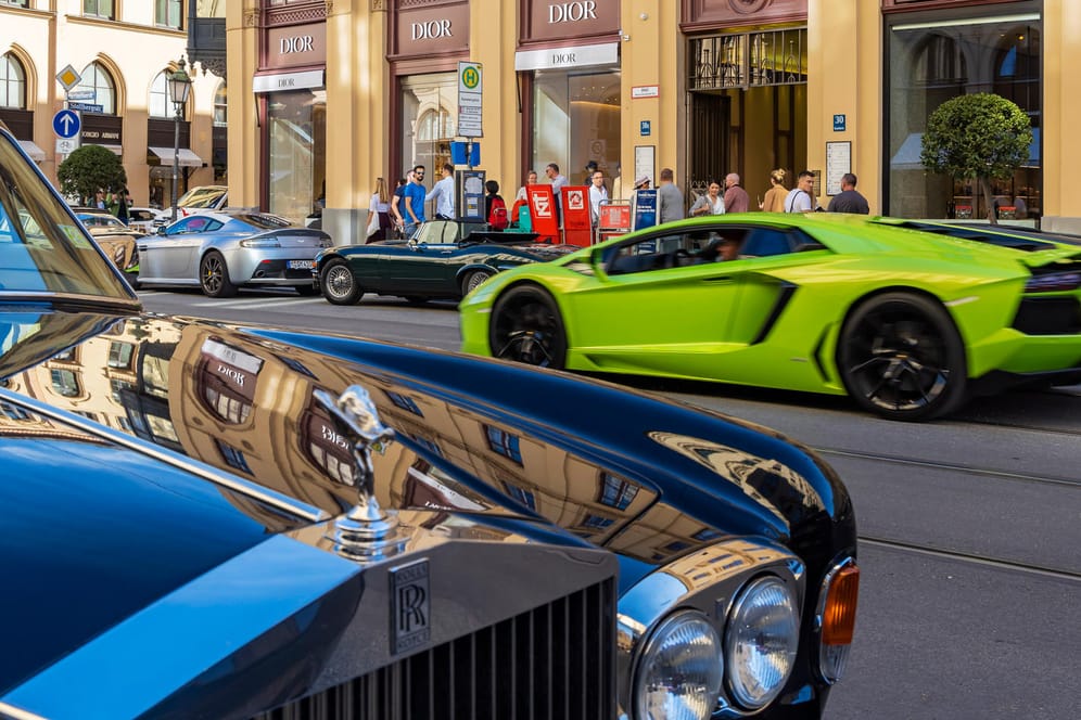 Luxusautos auf der Maximilianstraße in München: "Je höher das geerbte oder geschenkte Vermögen, desto geringer die Steuerbelastung."