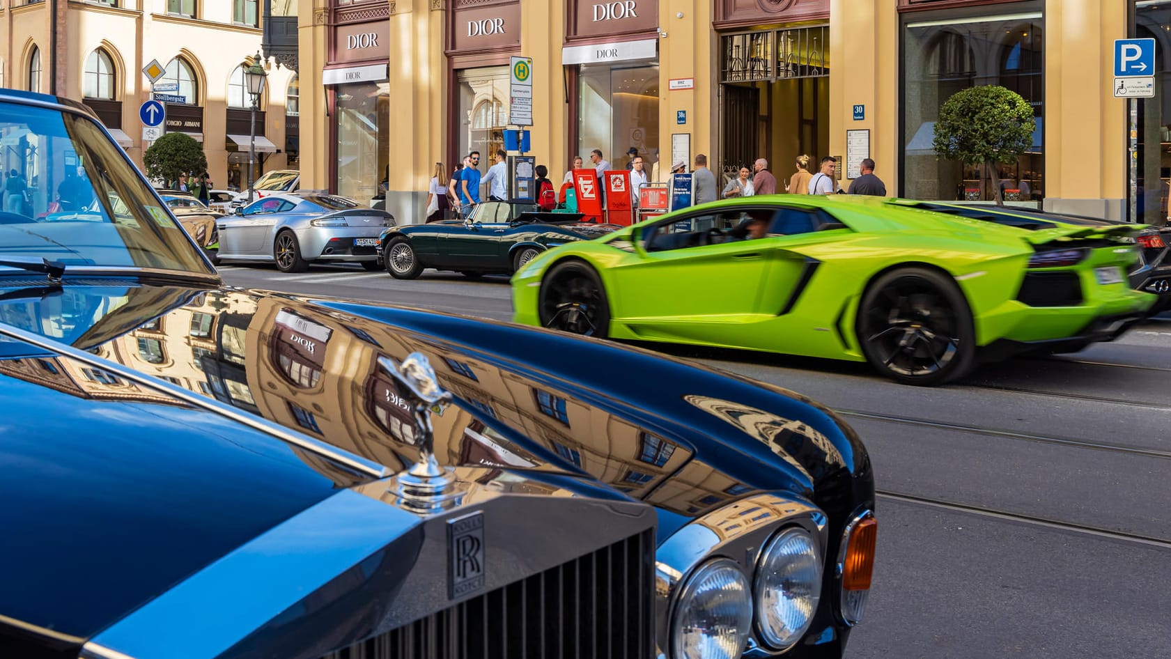 Luxusautos auf der Maximilianstraße in München: "Je höher das geerbte oder geschenkte Vermögen, desto geringer die Steuerbelastung." Luxusautos auf der Maximilianstraße in München: "Je höher das geerbte oder geschenkte Vermögen, desto geringer die Steuerbelastung."