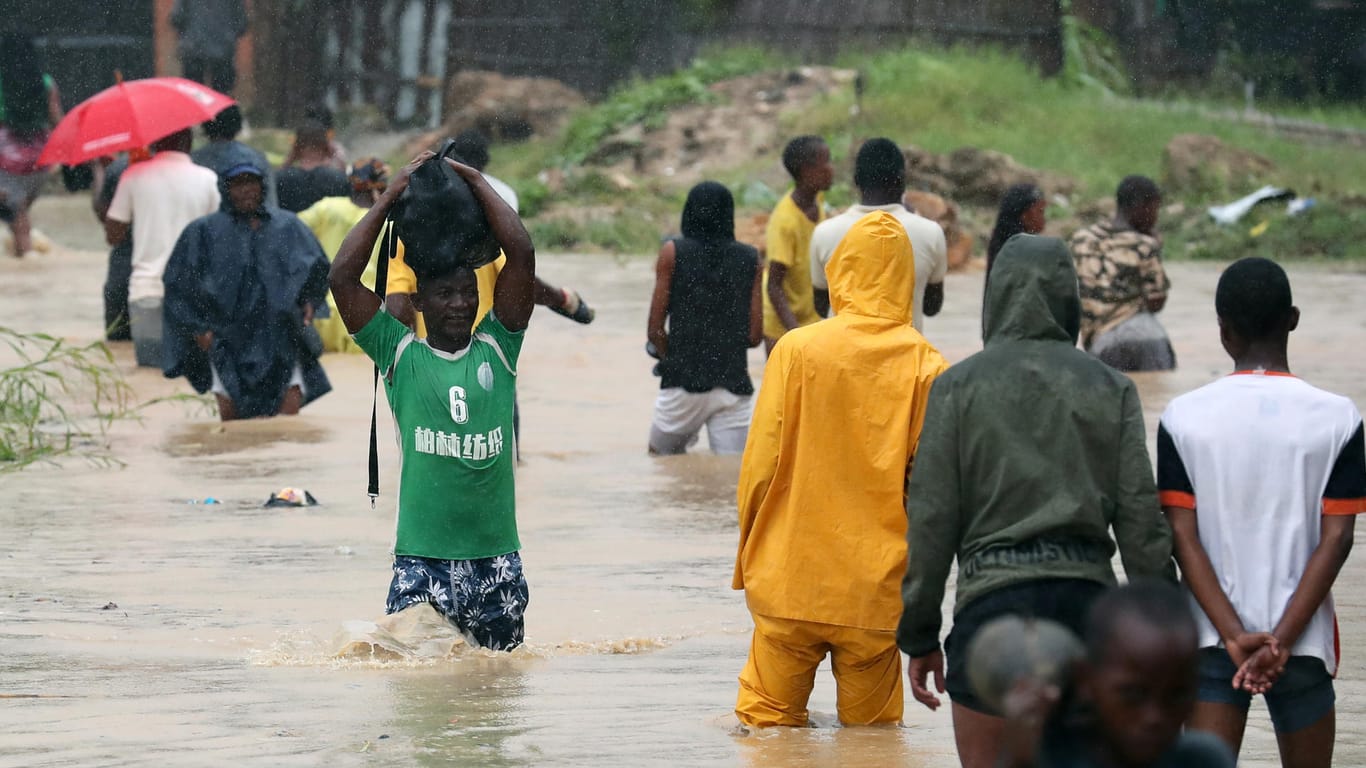Einwohner in Mosambik waten durch eine Straße, die nach Zyklon Idai überschwemmt ist: Die Klimakrise verstärkt Ungleichheit, Armut und Vertreibung in der Region. (Archivbild)