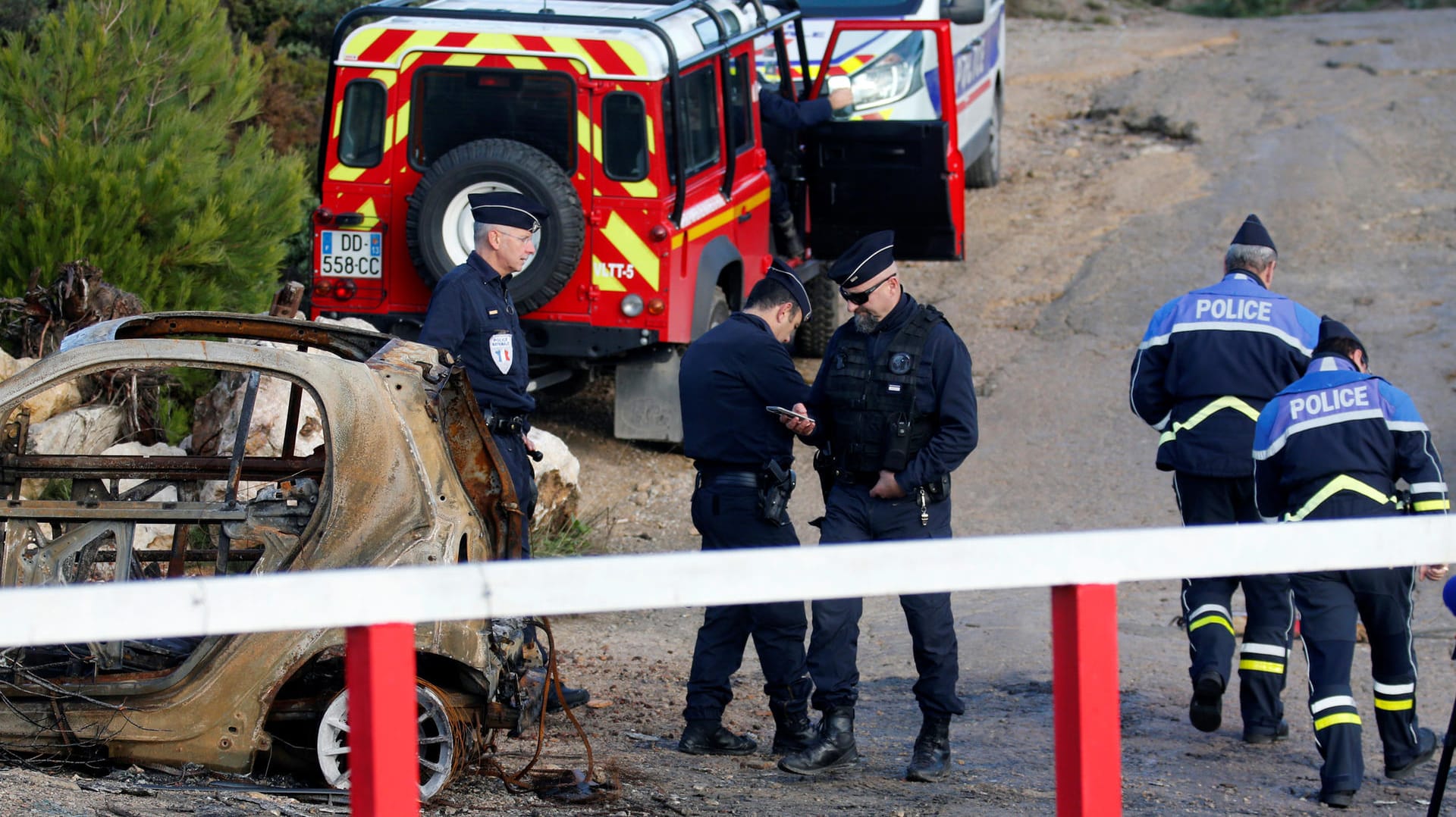 Französische Polizei am Unglücksort nahe Les-Pennes-Mirabeau: Dort starben drei Retter beim Absturz ihres Helikopters. Französische Polizei am Unglücksort nahe Les-Pennes-Mirabeau: Dort starben drei Retter beim Absturz ihres Helikopters.