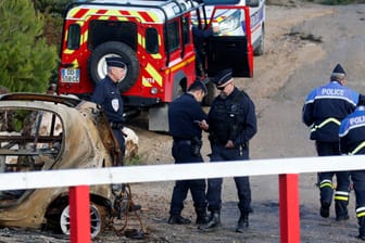 Französische Polizei am Unglücksort nahe Les-Pennes-Mirabeau: Dort starben drei Retter beim Absturz ihres Helikopters.
