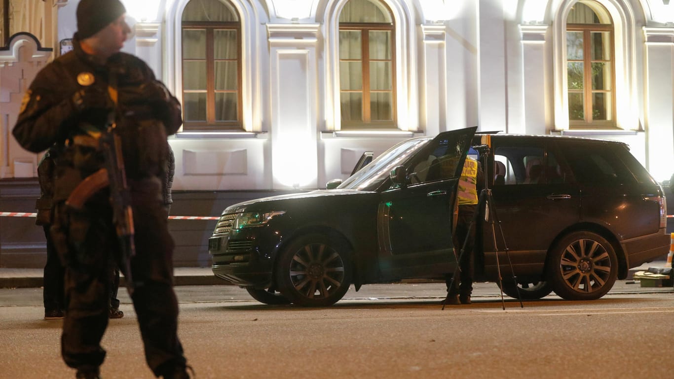 Ermittler am Tatort in Kiew: In dem geparkten Auto ist ein dreijähriges Kind von Kugeln getroffen und getötet worden.