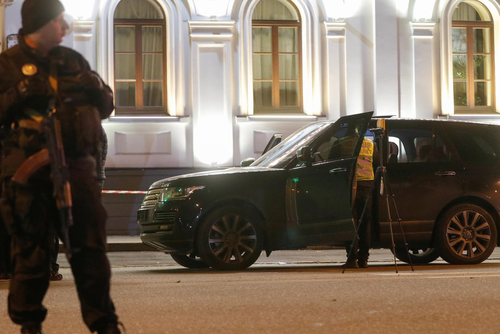 Ermittler am Tatort in Kiew: In dem geparkten Auto ist ein dreijähriges Kind von Kugeln getroffen und getötet worden.