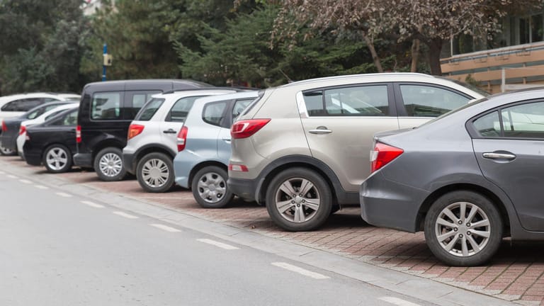Parkende Autos: Offene Türen sollten im Idealfall nicht in die nebenliegende Parkbucht hineinragen.