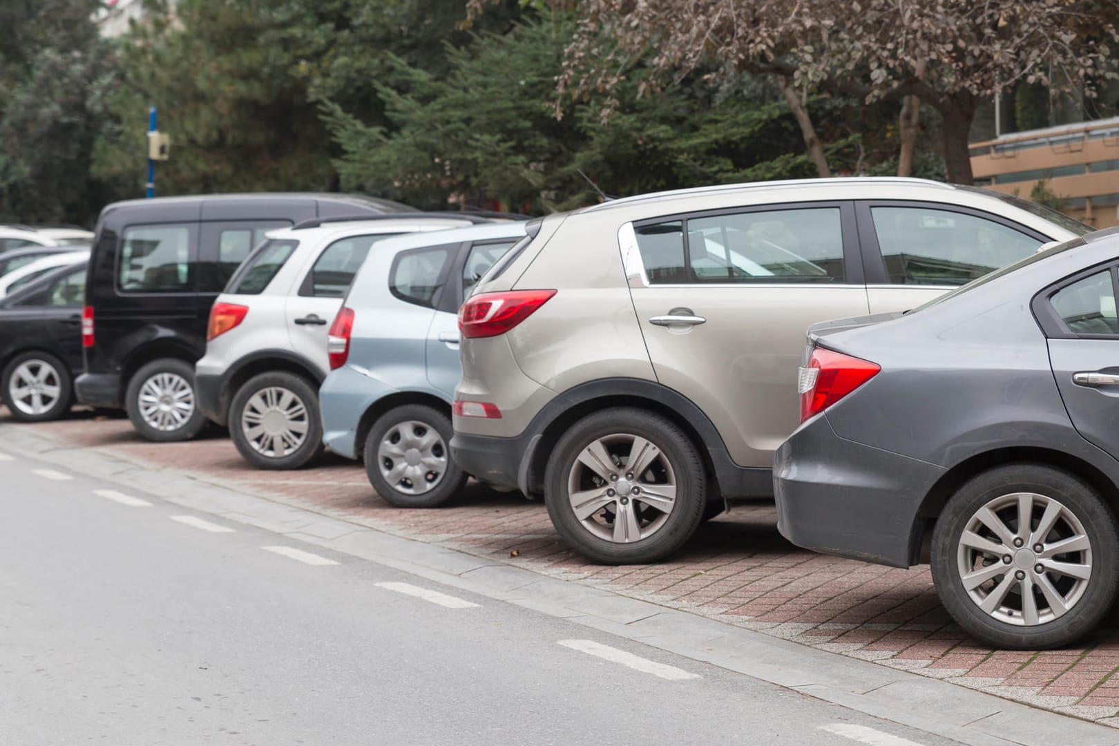 Parkende Autos: Offene Türen sollten im Idealfall nicht in die nebenliegende Parkbucht hineinragen.