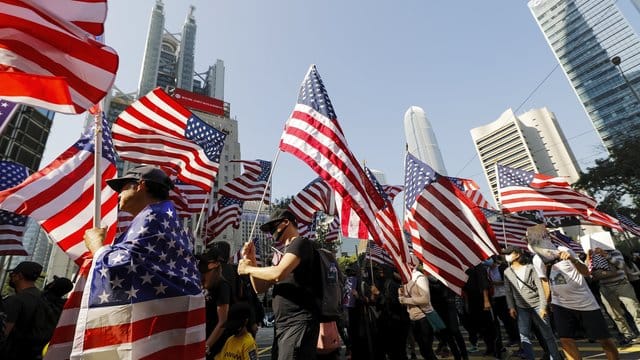Demonstranten marschieren während einer Kundgebung zum US-Konsulat, um an US-Präsident Trumps' Unterstützung zu appellieren. Demonstranten marschieren während einer Kundgebung zum US-Konsulat, um an US-Präsident Trumps' Unterstützung zu appellieren.