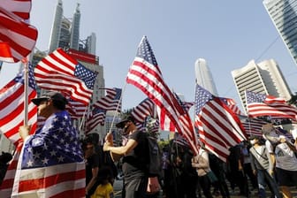 Demonstranten marschieren während einer Kundgebung zum US-Konsulat, um an US-Präsident Trumps' Unterstützung zu appellieren.