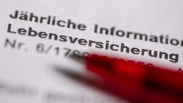 Die Talfahrt bei den Zinsen wirkt sich negativ auf die Lebensversicherung aus. Die Talfahrt bei den Zinsen wirkt sich negativ auf die Lebensversicherung aus.