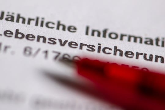 Die Talfahrt bei den Zinsen wirkt sich negativ auf die Lebensversicherung aus. Die Talfahrt bei den Zinsen wirkt sich negativ auf die Lebensversicherung aus.