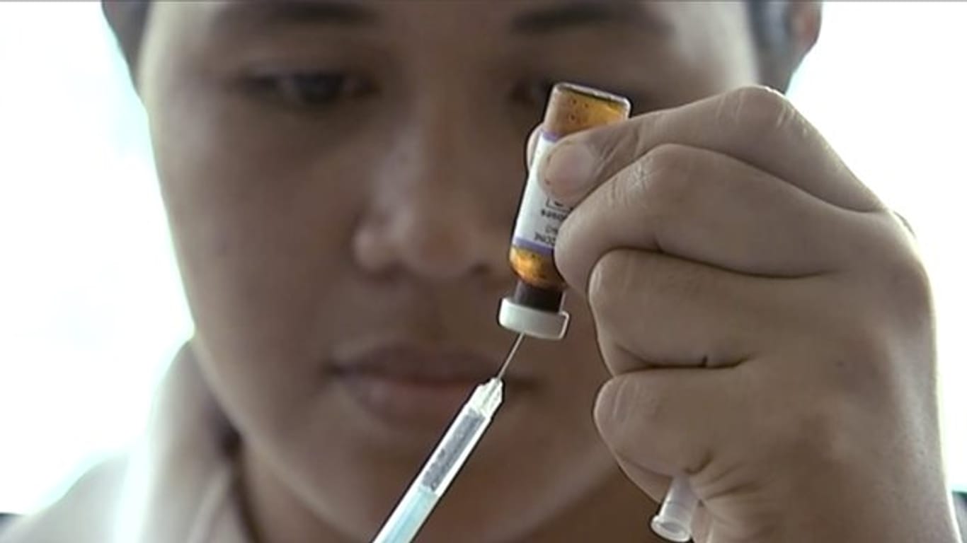 Eine Gesundheitsbeamtin bereitet in Samoas Hauptstadt Apia eine Impfung vor.