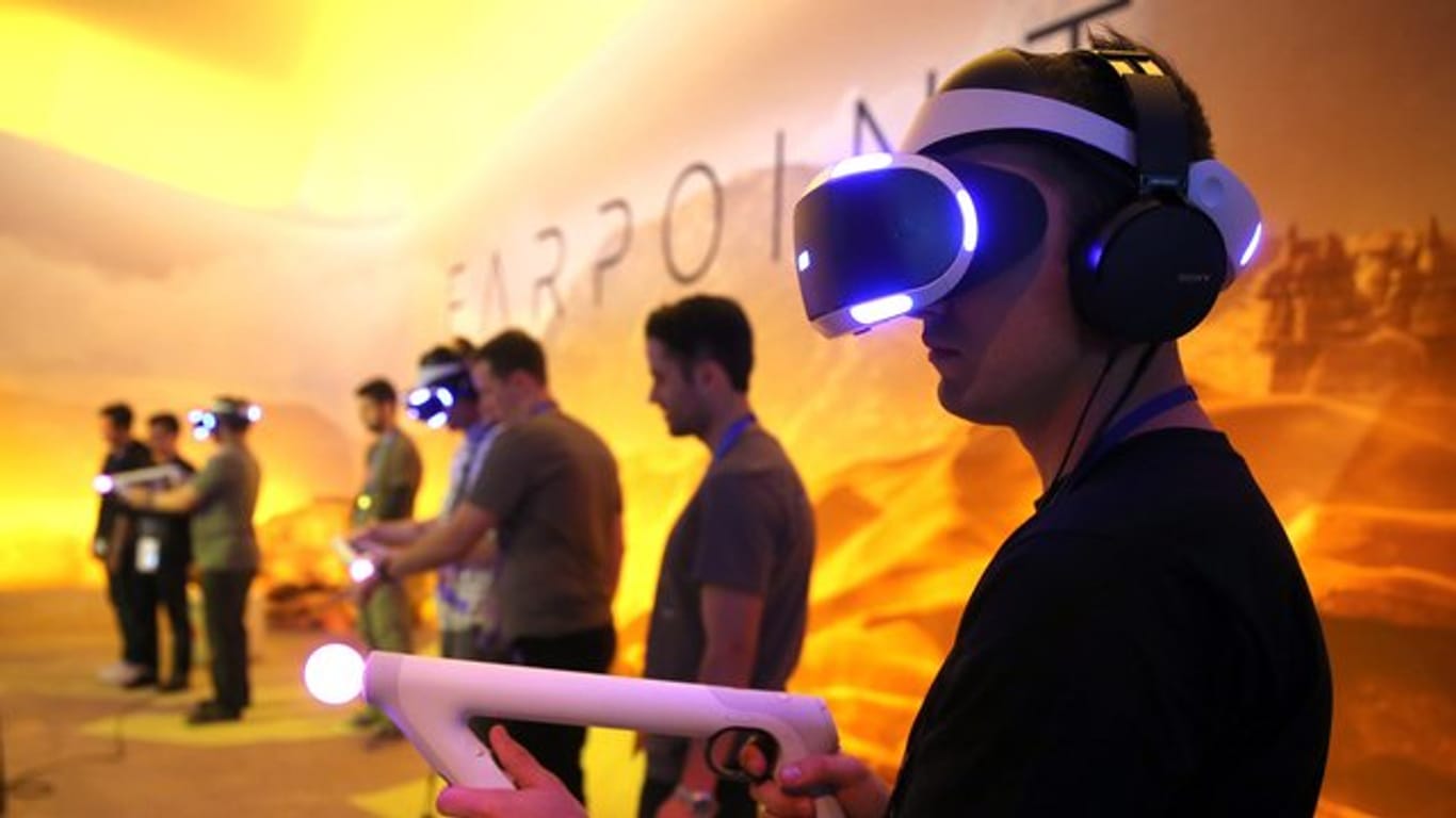 Besucher spielen Farpoint mit der Sony PlayStation VR auf der Electronic Entertainment Expo (E3) in Los Angeles.