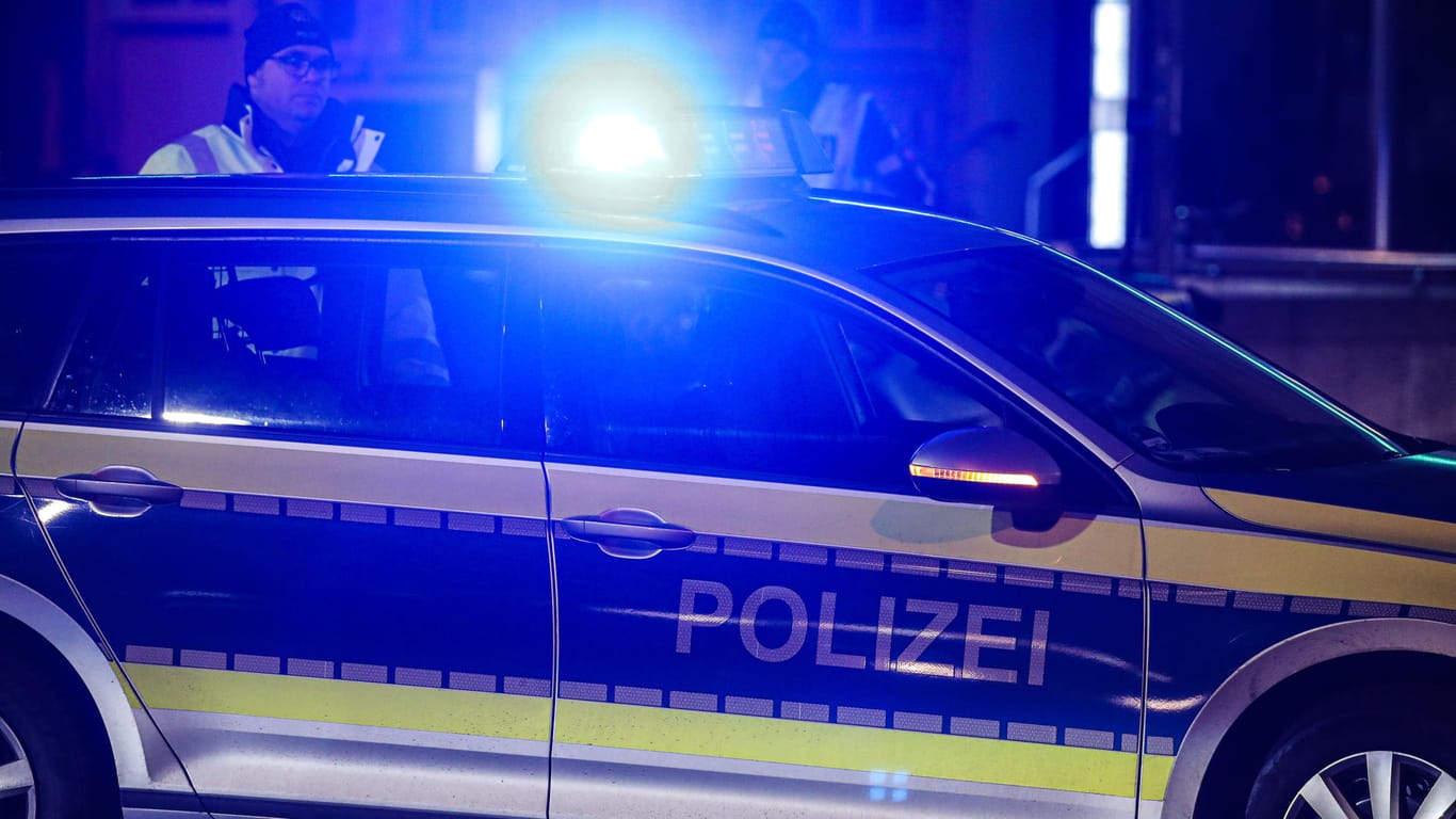 Polizei im Einsatz: In Bremen beschädigte eine betrunkene Autofahrerin mindestens zehn geparkte Autos. (Symbolfoto)