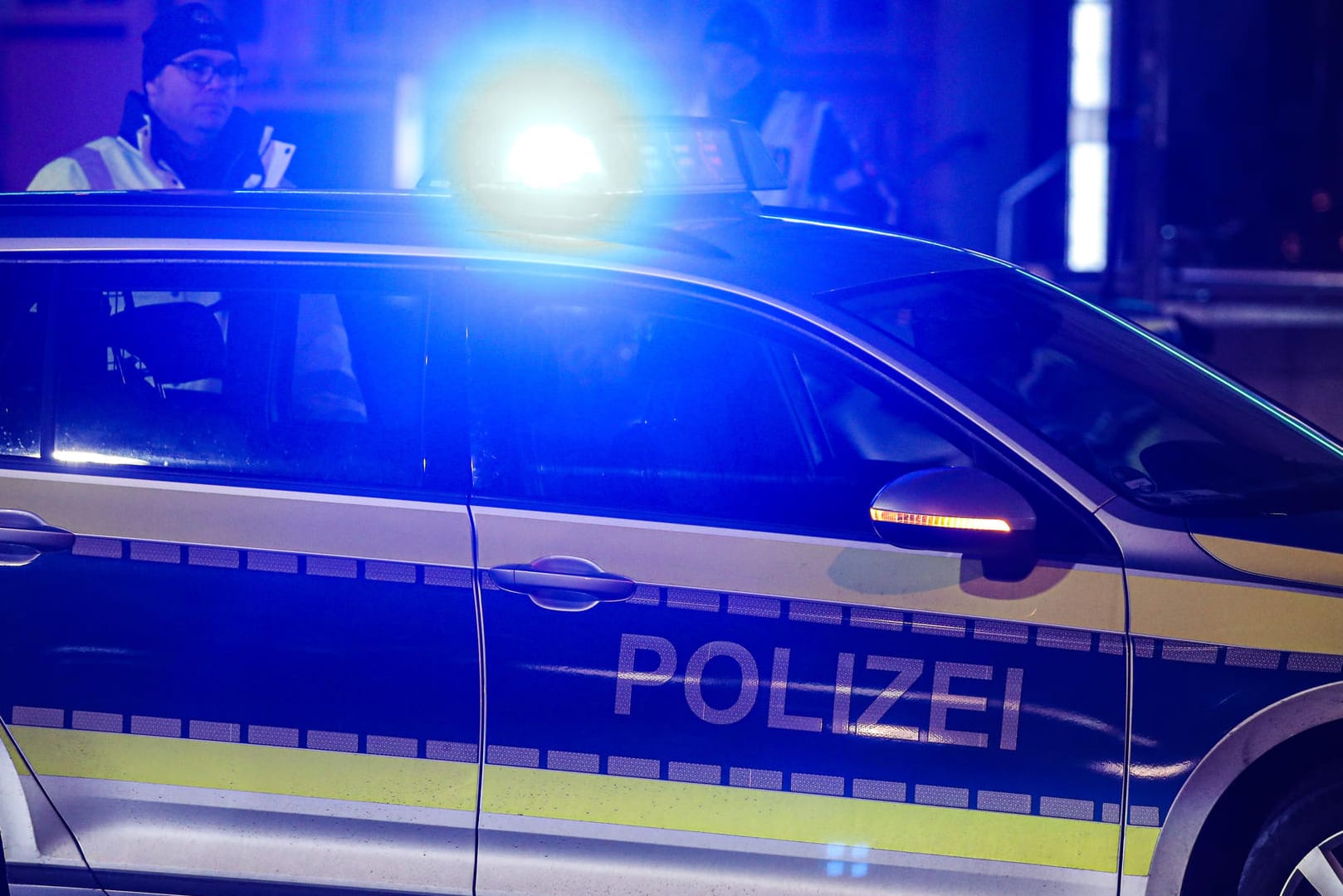 Polizei im Einsatz: In Bremen beschädigte eine betrunkene Autofahrerin mindestens zehn geparkte Autos. (Symbolfoto)