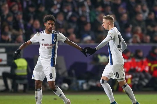 Torschütze Sonny Kittel (r) aus Hamburg feiert seinen Treffer zum 2:1 mit Jeremy Dudziak (l): Der Mittelfeldakteur hat aus seinen langen Pausen einiges für sich mitgenommen.