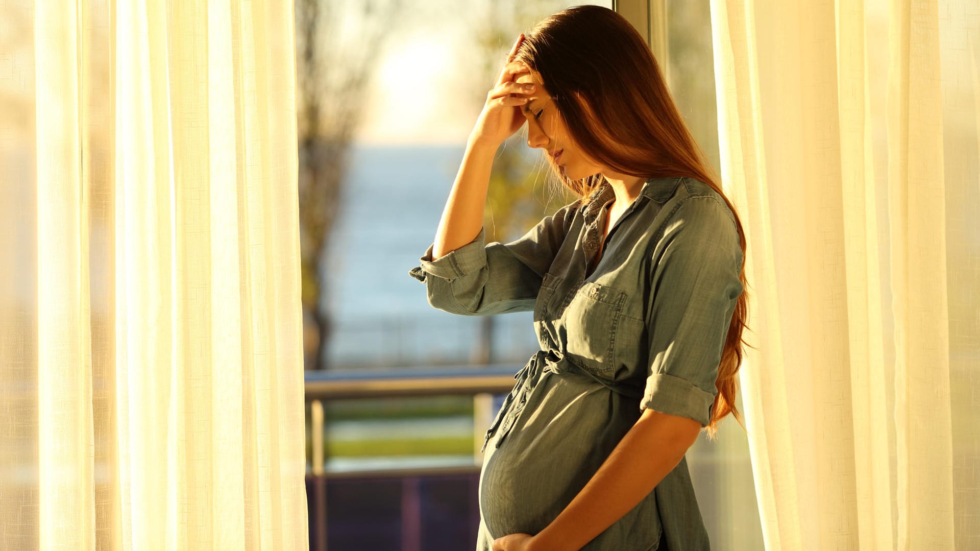 Schwangere Frau fühlt sich unwohl: Weil Hitze Schwangere sehr belastet, sind zunehmend heiße Tage durch den Klimawandel eine Herausforderung für die Frauen.