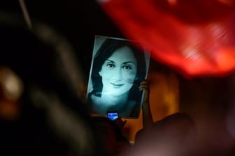 Mit einem Bild der ermordeten Reporterin Daphne Caruana Galizia haben sich Demonstranten vor dem Büro des maltesischen Premierministers postiert.