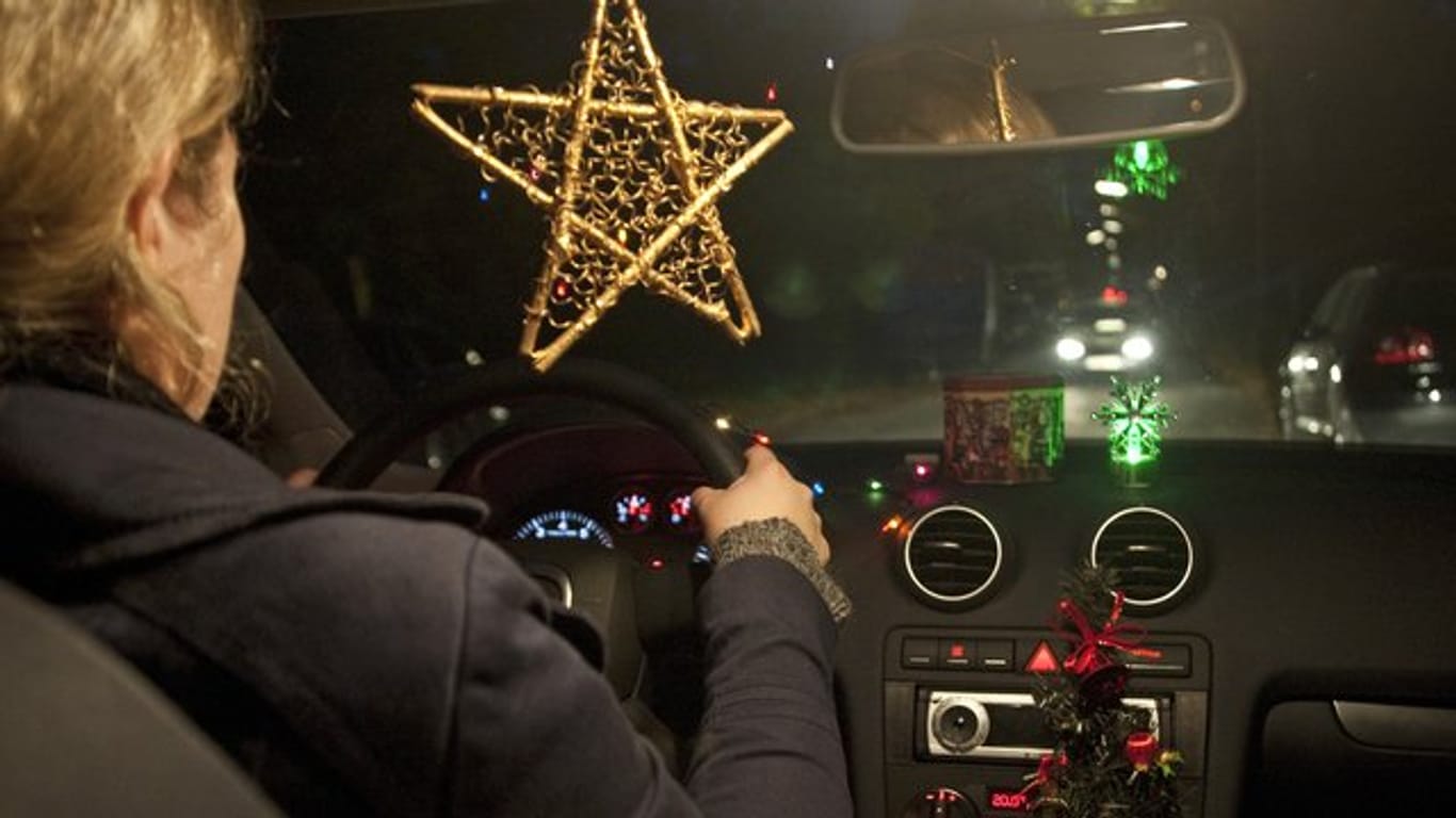 Weihnachtsdeko im Auto ist schön und gut - der Schmuck darf aber weder leuchten noch die Sicht einschränken.